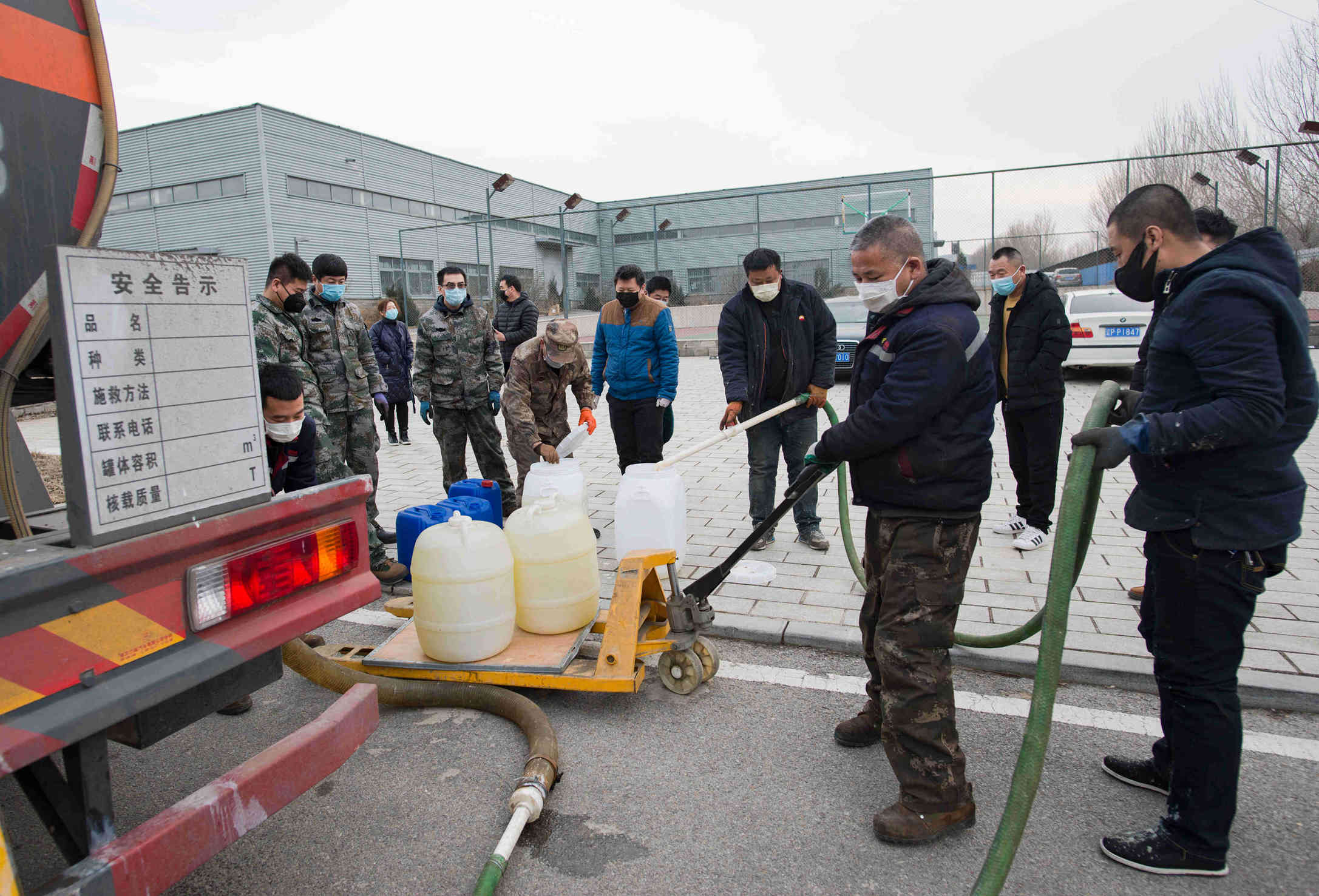 尊龙凯时捐赠次氯酸钠消毒液已达162吨彰显企业担当