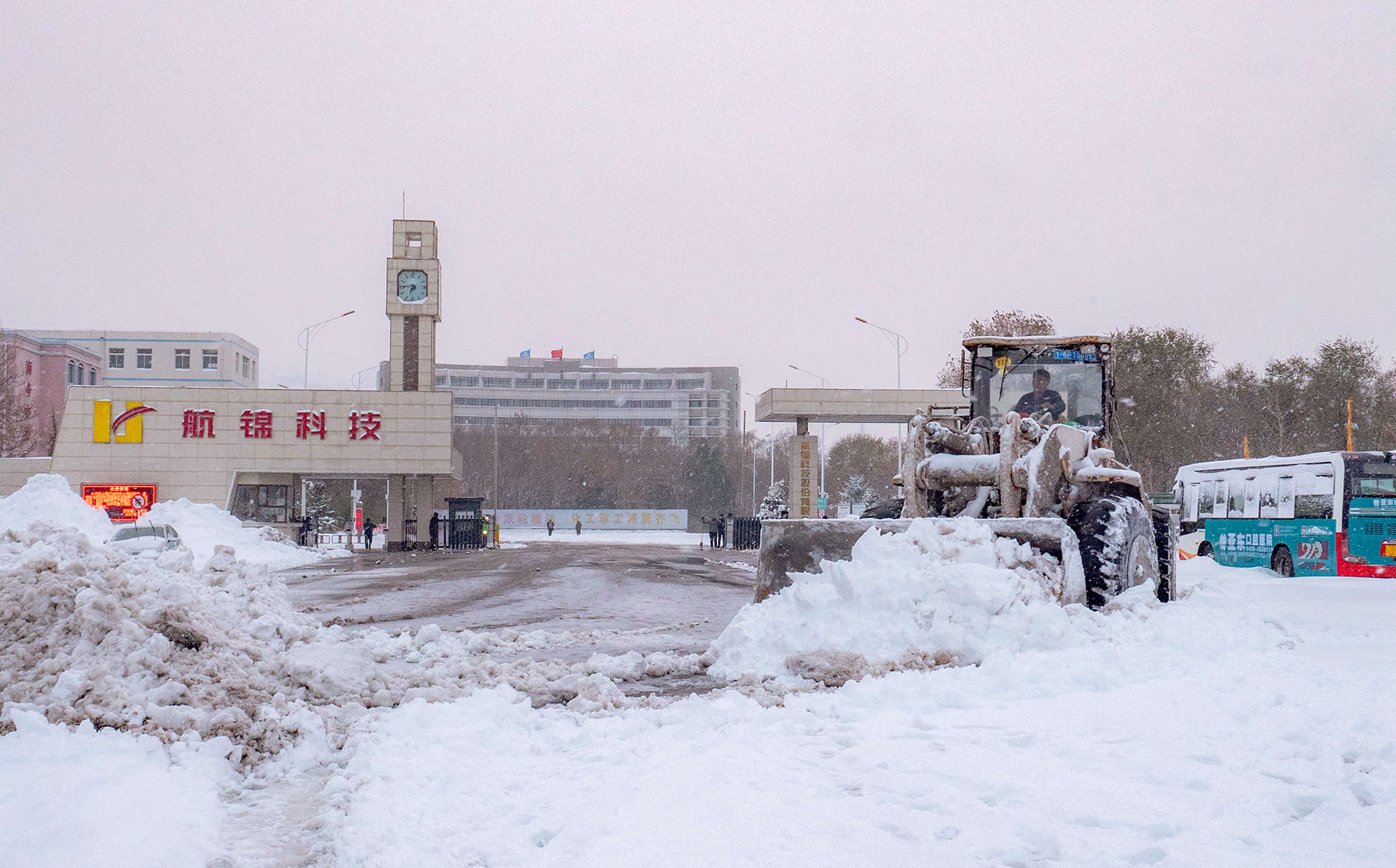 暴风雪面前 他们这样诠释企业精神 ——尊龙凯时积极应对暴风雪天气 保证生产经营有序进行